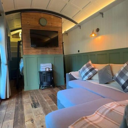 Отель The Holly Hut Burton  Экстерьер фото
