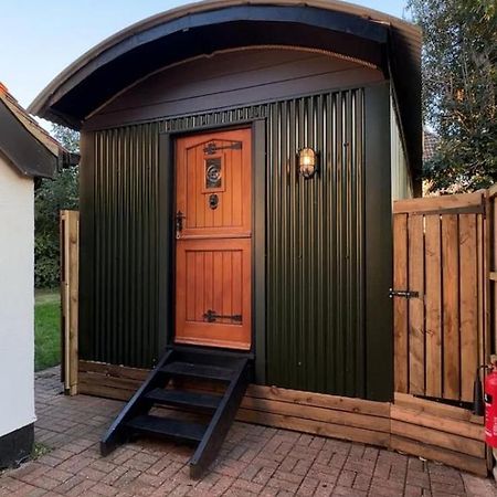 Отель The Holly Hut Burton  Экстерьер фото