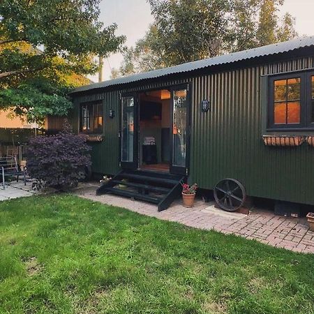 Отель The Holly Hut Burton  Экстерьер фото