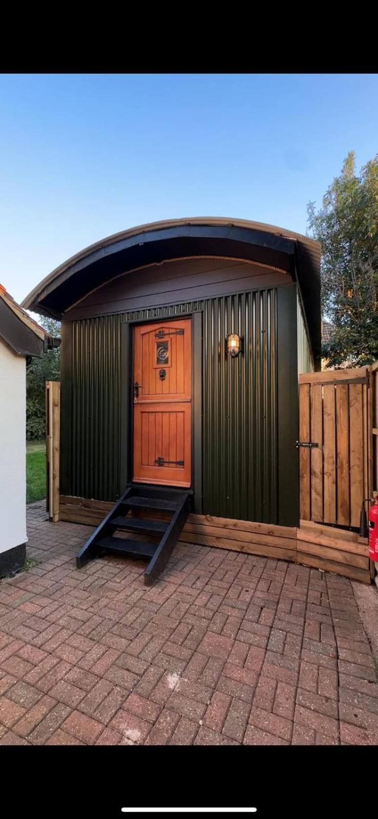 Отель The Holly Hut Burton  Экстерьер фото