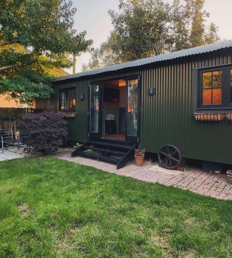 Отель The Holly Hut Burton  Экстерьер фото